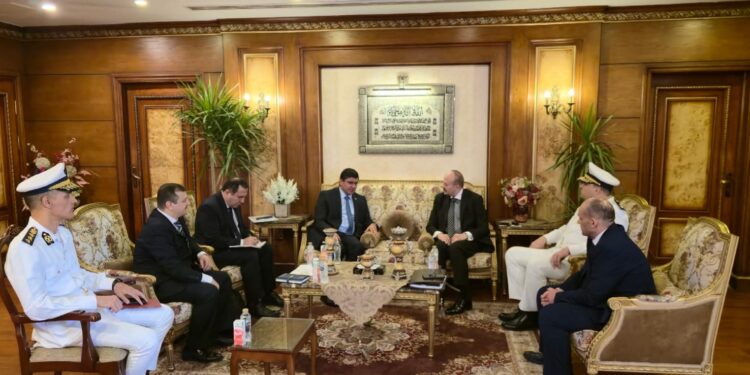 سفير طاجيكستان بمصر يلتقى مع مساعد وزير الداخلية المصرى
