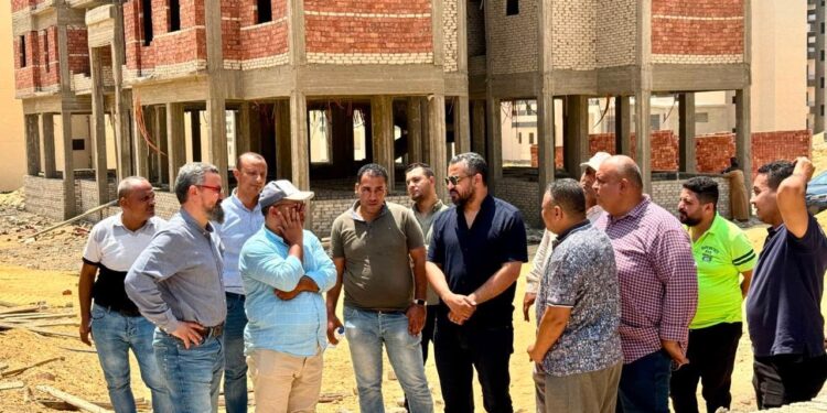 رئيس جهاز العبور الجديدة يتابع أعمال الطرق والكهرباء والإتصالات بعمارات المبادرة الرئاسية سكن كل المصريين