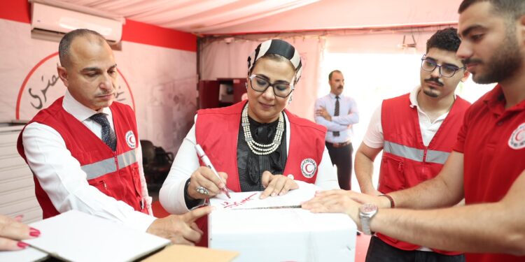 بالتعاون بين المجلس القومي للمرأة والهلال الأحمر تنظيم «يوم التطوع» بالمركز العام للهلال الأحمر لتعبئة المساعدات الإنسانية للأشقاء الفلسطينيين