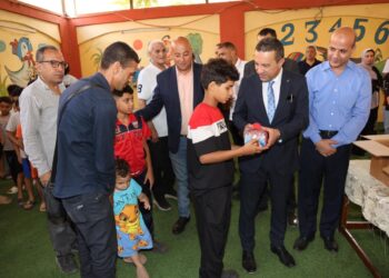 في لفتة طيبةبالصورمحافظ المنوفية يزور دار الحضانة الإيوائية ” أبناء الحسن والحسين ” بكفر المصيلحة ويوزع حلوي المولد علي الأطفال