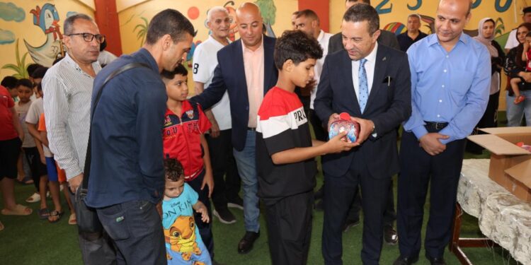 في لفتة طيبةبالصورمحافظ المنوفية يزور دار الحضانة الإيوائية ” أبناء الحسن والحسين ” بكفر المصيلحة ويوزع حلوي المولد علي الأطفال