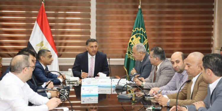 محافظ القليوبية يوجه بتفعيل جدول أسبوعي لتنظيم استقبال حالات الإسعاف والمصابين بالمستشفيات