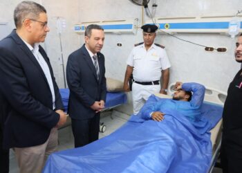 محافظ المنوفية يزور مصابى حادث انقلاب سيارة ميكروباص بطريق كفر داود- البريجات بمستشفى منوف العام ويقدم خالص تعازيه لأسر الضحايا ( صور )