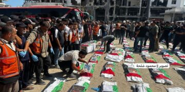 تشييع جثامين 50 شهيدًا بعد انتشالهم من تحت أنقاض منازلهم في غزة