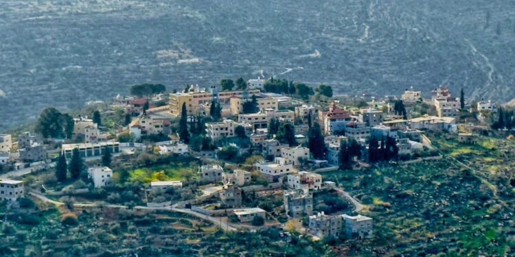 لليوم الـ14 على التوالي: الاحتلال يحاصر 3 منازل فلسطينية في قصرة جنوب نابلس