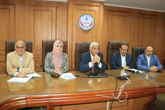 رئيس جامعة المنوفية يشارك في اجتماع مجلس كلية الطب.. ويؤكد مواصلة تطوير المنظومة الطبية والتوسع في الخدمات الصحية