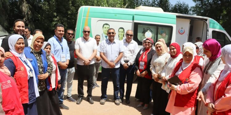 محافظ القليوبية يتفقد القافلة الطبية بقرية كفر الشهاوي بكفر شكر وتوفير الرعاية الصحية للمواطنين