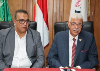 رئيس جامعة المنوفية يعقد اجتماعًا مع عميد معهد الأورام ويؤكد: خطة متكاملة لتطوير معهد الأورام والعمل على توفير جهاز معجّل خطي جديد للارتقاء بالخدمات الطبية