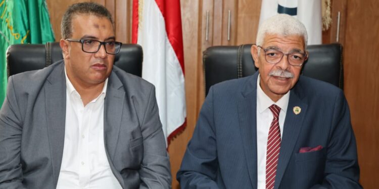 رئيس جامعة المنوفية يعقد اجتماعًا مع عميد معهد الأورام ويؤكد: خطة متكاملة لتطوير معهد الأورام والعمل على توفير جهاز معجّل خطي جديد للارتقاء بالخدمات الطبية