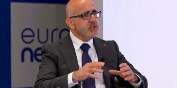 وزير المالية الفلسطيني يدعو للتوقف عن استخدام الشيكل والتوسع في الدينار والدولار والدفع الإلكتروني