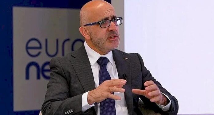 وزير المالية الفلسطيني يدعو للتوقف عن استخدام الشيكل والتوسع في الدينار والدولار والدفع الإلكتروني