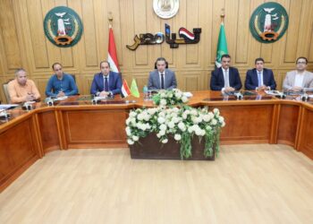 خلال اجتماع موسع محافظ المنوفية يناقش خطة عمل لجنة رقمنة وأرشفة المستندات والوثائق بالتعاون مع جامعة المنوفية لتعزيز التحول الرقمي ورفع كفاءة الأداء المؤسسي