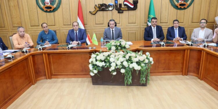 خلال اجتماع موسع محافظ المنوفية يناقش خطة عمل لجنة رقمنة وأرشفة المستندات والوثائق بالتعاون مع جامعة المنوفية لتعزيز التحول الرقمي ورفع كفاءة الأداء المؤسسي