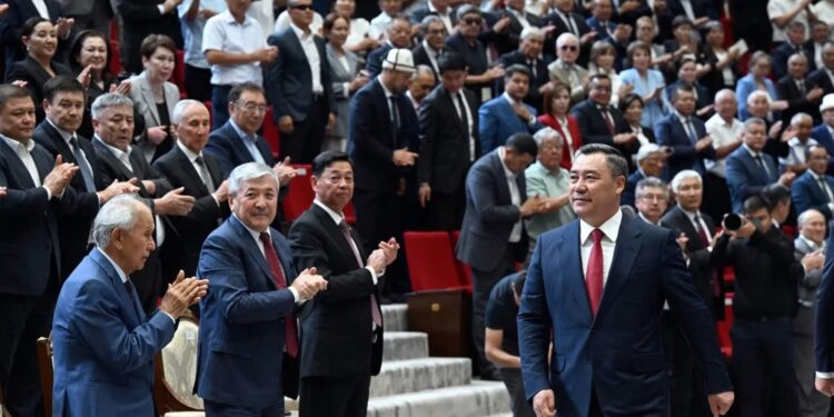 الرئيس صادير جاباروف يخاطب الشباب: قيرغيزستان الجديدة لا تنتمي لشخص واحد