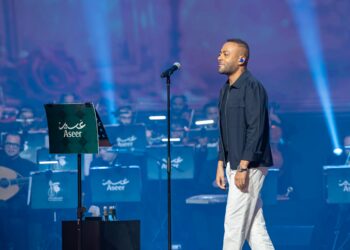 تامر عاشور ينجح في أولى حفلاته بأبها.. و«هيجيلي موجوع» تستعيد حكايتها مع طريق الحزام