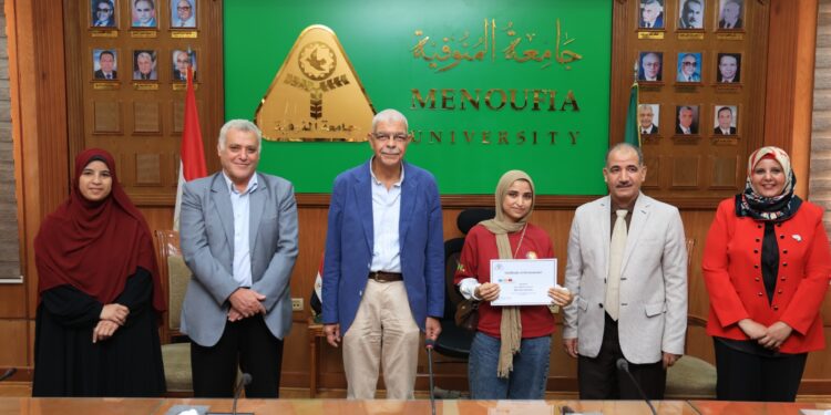 رئيس جامعة المنوفية يكرّم 9 فرق و27 طالبًا تأهلوا لنهائيات البرمجة التنافسية..