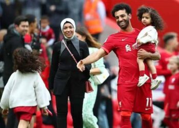 محمد صلاح يرزق بأول ابن ذكر وشقيقة الفرعون تكشف عن اسمه