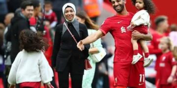 محمد صلاح يرزق بأول ابن ذكر وشقيقة الفرعون تكشف عن اسمه