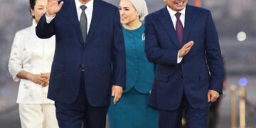 استقبال يليق بضيف مصر الكبير.. السيسي يرحب بشي جينبينج في القاهرة وسط أجواء شعبية حافلة