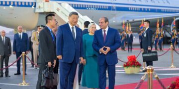 استقبال يليق بضيف مصر الكبير.. السيسي يرحب بشي جينبينج في القاهرة وسط أجواء شعبية حافلة