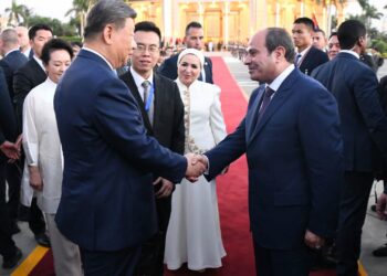 السيسي يودّع شي جينبينج بمطار القاهرة.. ختام زيارة رئاسية لتعزيز الشراكة المصرية الصينية