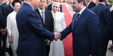 السيسي يودّع شي جينبينج بمطار القاهرة.. ختام زيارة رئاسية لتعزيز الشراكة المصرية الصينية