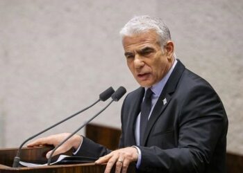 انهيار «يش عتيد» من الداخل.. أعضاء حزب لبيد يتساقطون واحدًا تلو الآخر بعد التحالف مع بينت