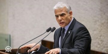 انهيار «يش عتيد» من الداخل.. أعضاء حزب لبيد يتساقطون واحدًا تلو الآخر بعد التحالف مع بينت