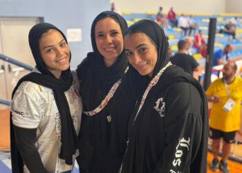 الرباعة نورا عصام بخير وتشجع زملائها بالمدرجات