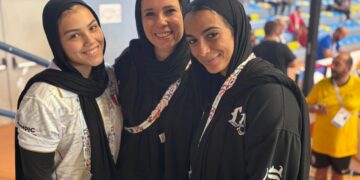 الرباعة نورا عصام بخير وتشجع زملائها بالمدرجات
