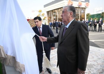رئيس طاجيكستان يفتتح مركز خدمة “أحمدجون” في دوشنبه