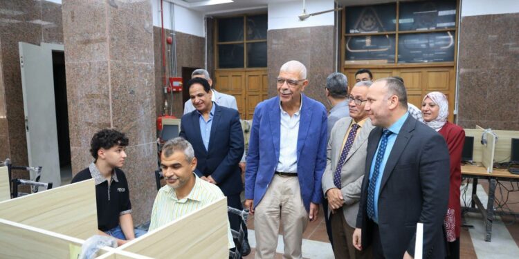 رئيس جامعة المنوفية يتفقد مكتب التنسيق لمتابعة انتظام أعمال استقبال الطلاب