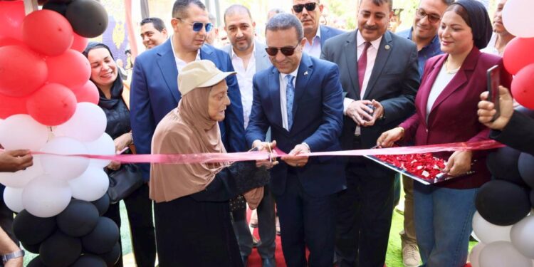 (بالصور ) محافظ المنوفية يفتتح معرض ” أهلاً مدارس ” لتوفير المستلزمات الدراسية والسلع الغذائية بأسعار مخفضة ضمن فعاليات مبادرة ” كلنا عندك “